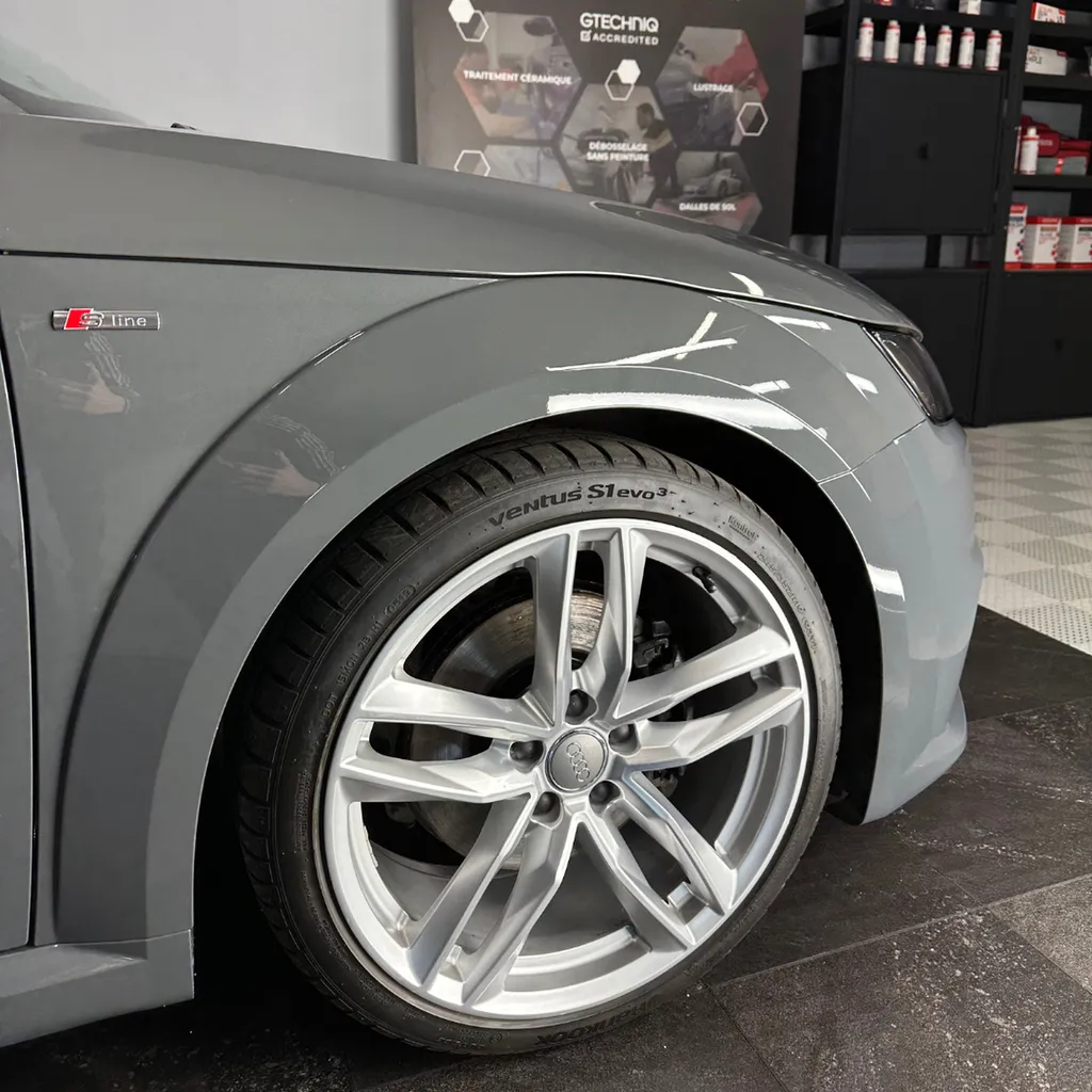 Pose d'une protection céramique GTechniq sur une Audi TT proche du Mans