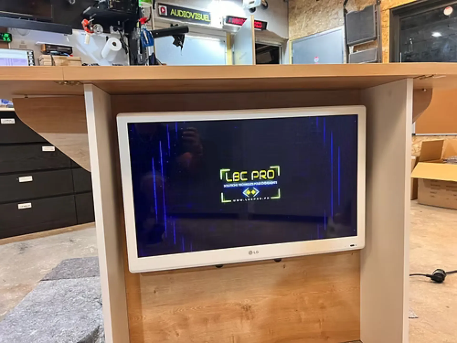 DESK BLANC & BOIS AVEC ECRAN 32' 82CM DESK 2