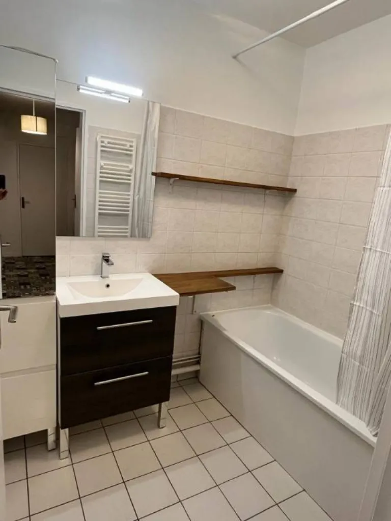 Immeuble calme et sécurisé avec un ascenseur