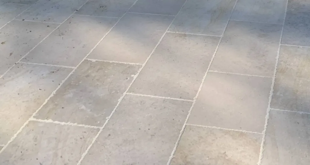 Carrelage pierre claire pour intérieur et extérieur en terrasse ou plage de piscine 36 rue de Bourgogne 75007 Paris