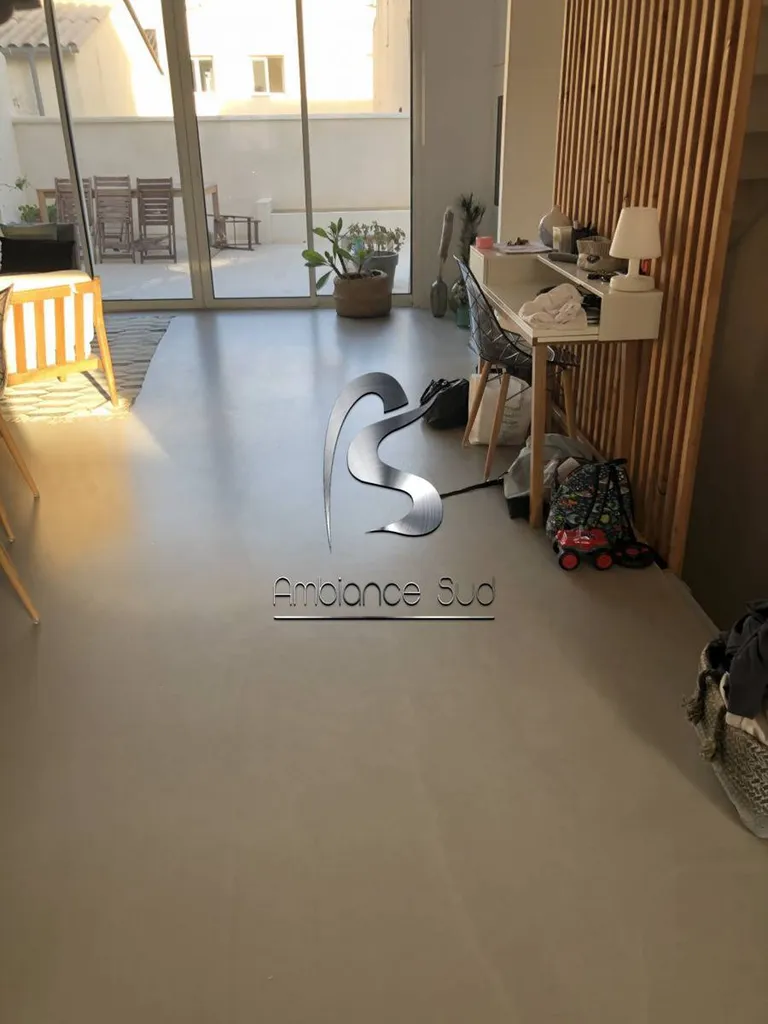 Devis gratuit rapide pour pose de béton ciré sur carrelage près de Toulon Var 83