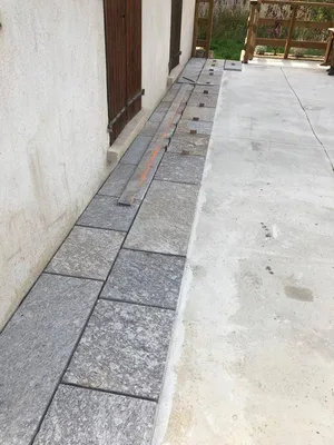 Pose de dallage en pierres de luzerne à Valberg