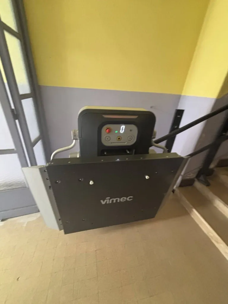 la plateforme oblique VIMEC V6 en attente de son chargement à la cuisine centrale de Villefranche sur mer la plateforme oblique VIMEC V6 en attente de son chargement à la cuisine centrale de Villefranche sur mer