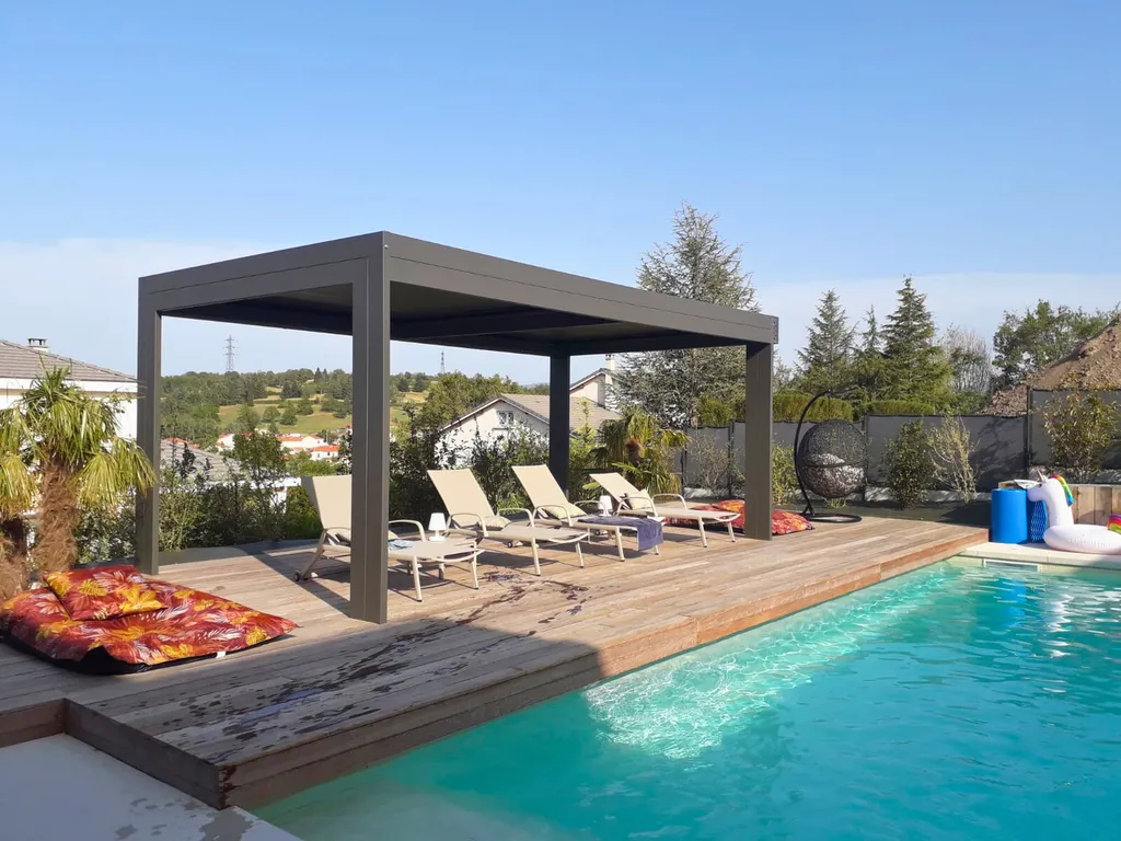 Installation d'une pergola alu bioclimatique sur terrasse piscine par 3 Baies à Saint-Héand dans la Loire (42)