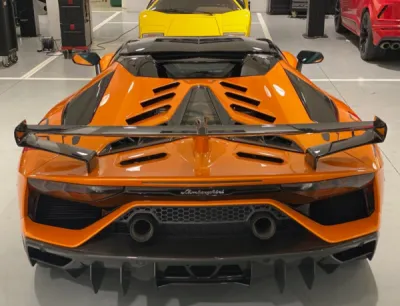 Traitement céramique Gtechniq appliqué sur la Lamborghini SVJ grise, créant une protection durable contre les effets des intempéries et facilitant l’entretien de la voiture