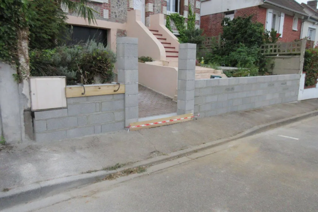 Création de muret maçonné et piliers en rénovation de clôture sur rue proche du HAVRE 76