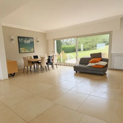 Très belle propriété en parfait état située au village de Villennes sur Seine avec une grande piscine et un jardin de 4300M²