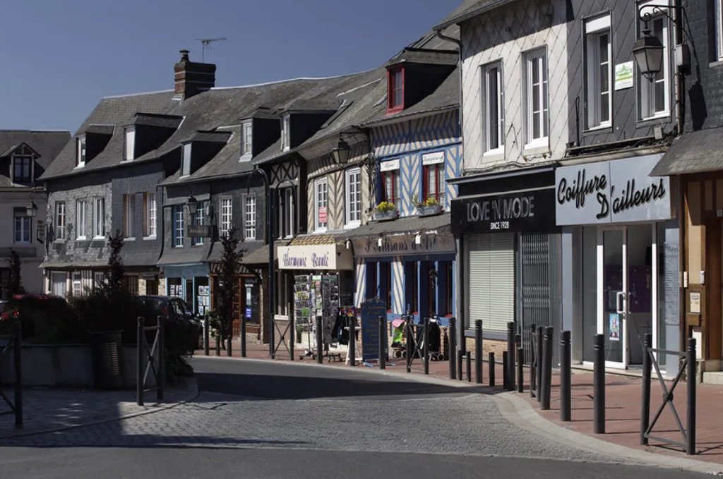 BEUZEVILLE - À vendre en exclusivité Locaux d’activités avec hall d’exposition et atelier