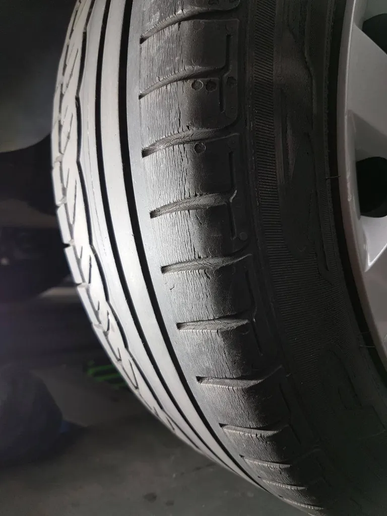 Pneu arrière craquelé de vieillesse contrôlé dans votre centre Autosur Martigues près de Saint-Mitre-les-Remparts