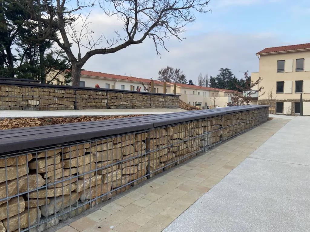 banquette en plastique recyclé sur gabion à GLEIZE (69) avec CALAD JARDINS SERVICES