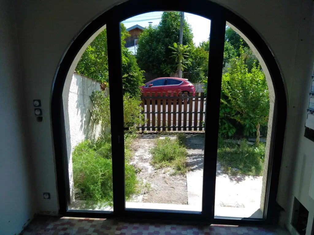 Remplacement d’une fenêtre cintrée en alu avec dépose et pose à Talence