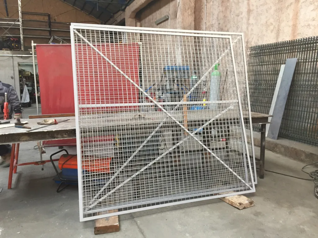 FABRICATION CADRE METALLIQUE SUR MESURE AVEC POSE DE GRILLAGE A CHATEAUNEUF LES MARTIGUES