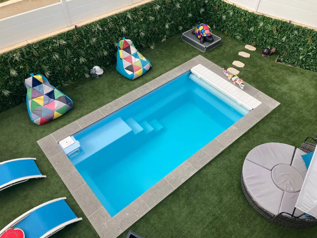 Mini piscine dans la region de Toulon dans le Var avec des statues