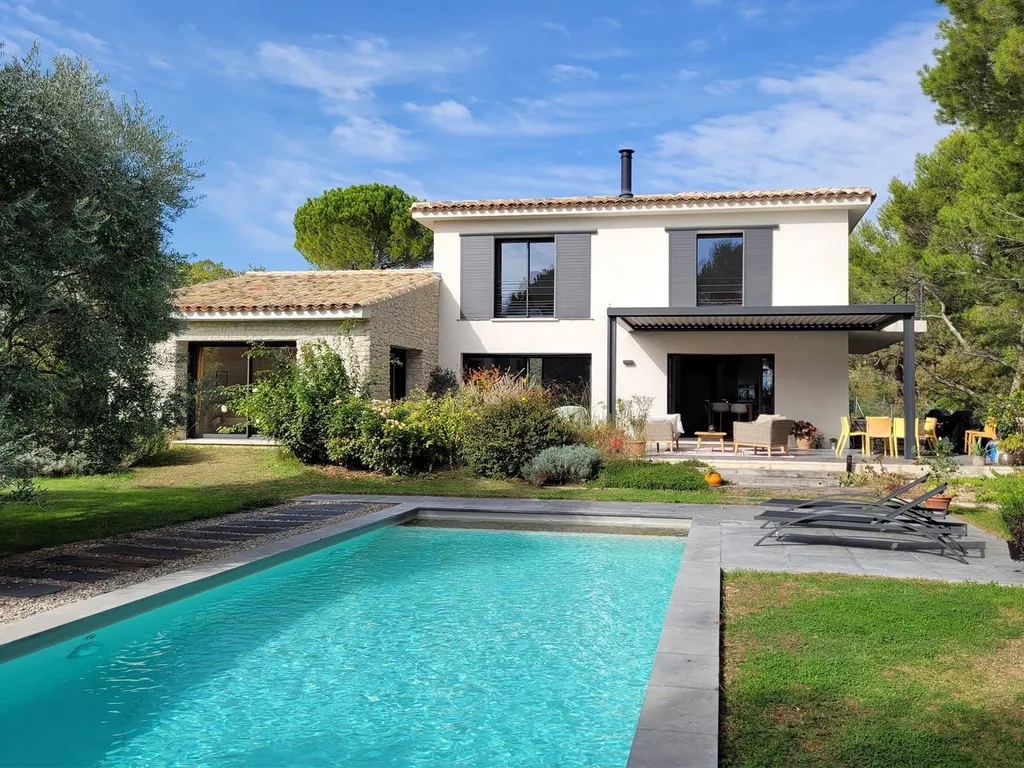 Construction d'une maison sur mesure, arborant fièrement un style contemporain, au cœur de la ravissante commune d'Eguilles, dans les Bouches-du-Rhône