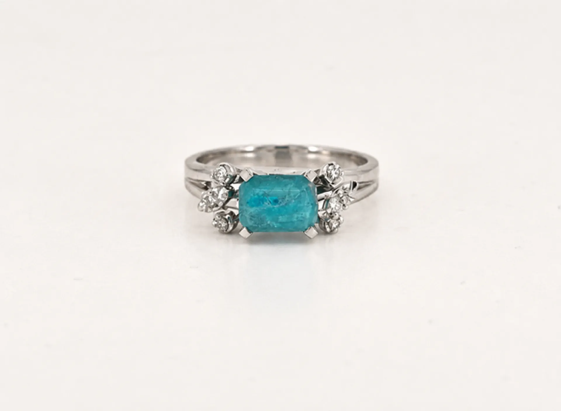 Vue de face de la bague béryl bleuté et diamants – Bijouterie Or Ligne Bassin d’Arcachon
