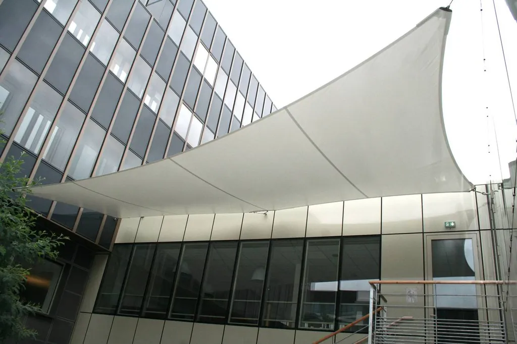Installation de Voile d'ombrage sur mesure a Paris la defense  