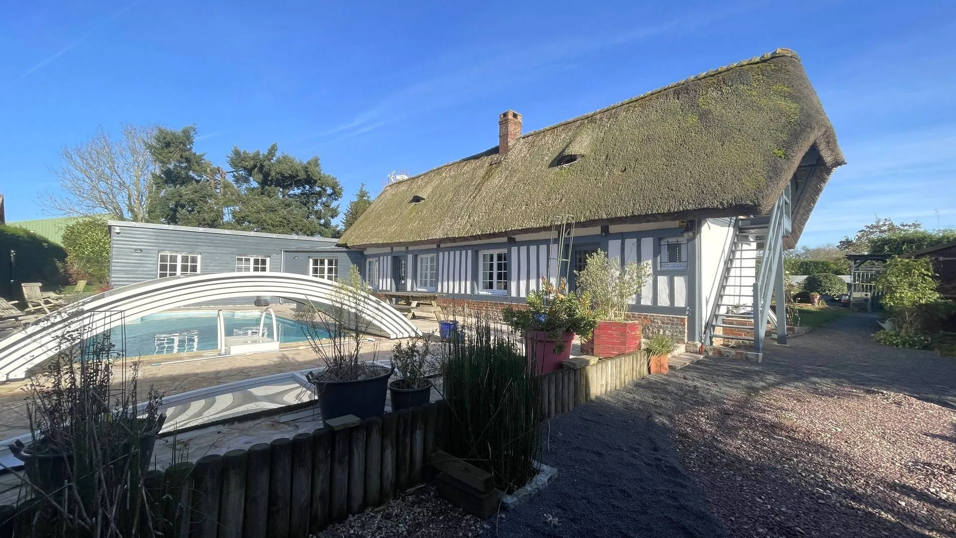 Vends : Grande propriété avec deux garages en bois et un bâtiment cadastré de 57 m², offrant de multiples possibilités d’aménagement.