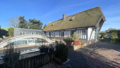 Vends : Grande propriété avec deux garages en bois et un bâtiment cadastré de 57 m², offrant de multiples possibilités d’aménagement.