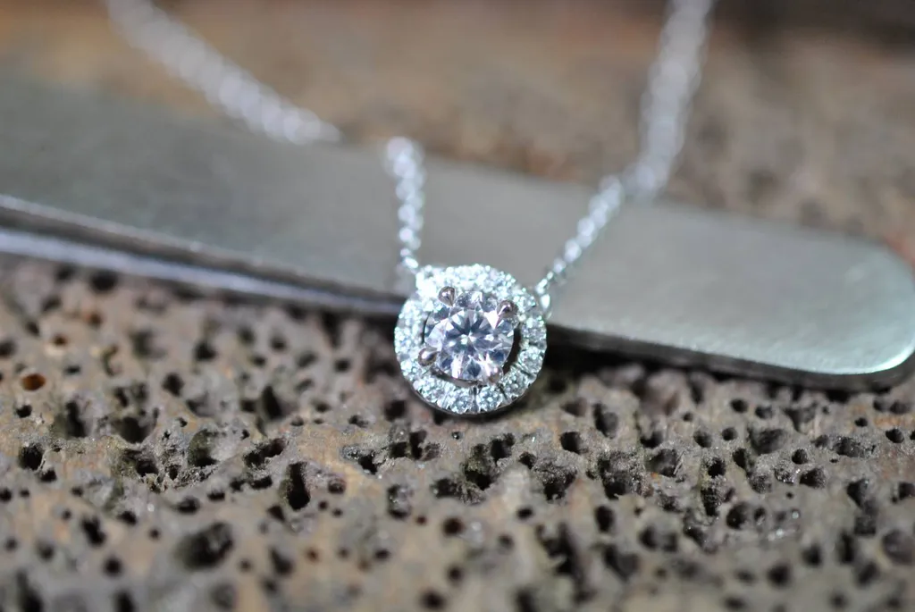 Pendentif or gris et diamants