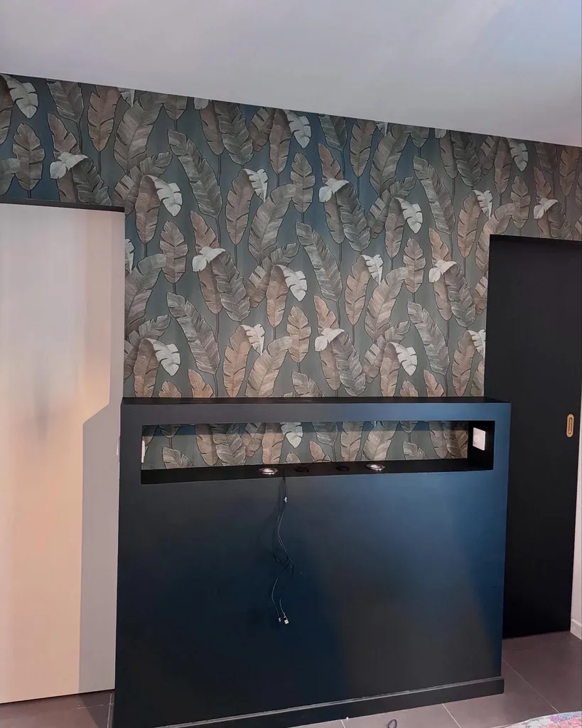 Trouver un peintre pour pose de papier peint décoratif avec raccord dans une chambre à Bordeaux centre en Gironde