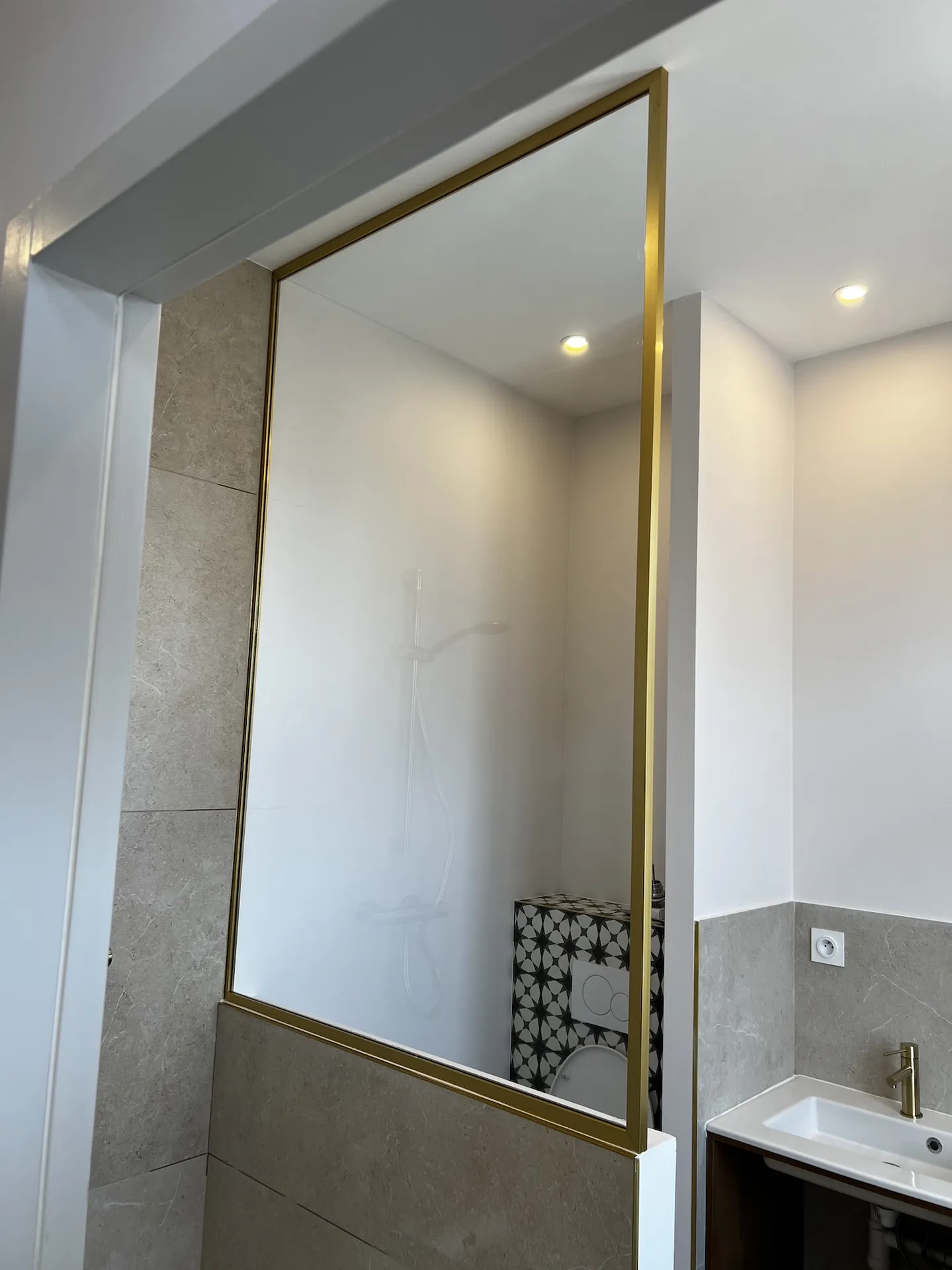 A LYON, pose d'une paroi de douche avec structure alu doré