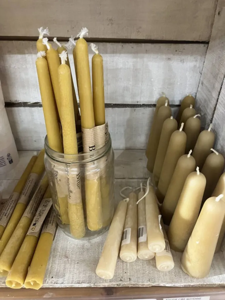 Achetez des bougies en cire d’abeille de la marque Blue : longue durée, odeur divine et combustion optimale à Belleville-en-Beaujolais