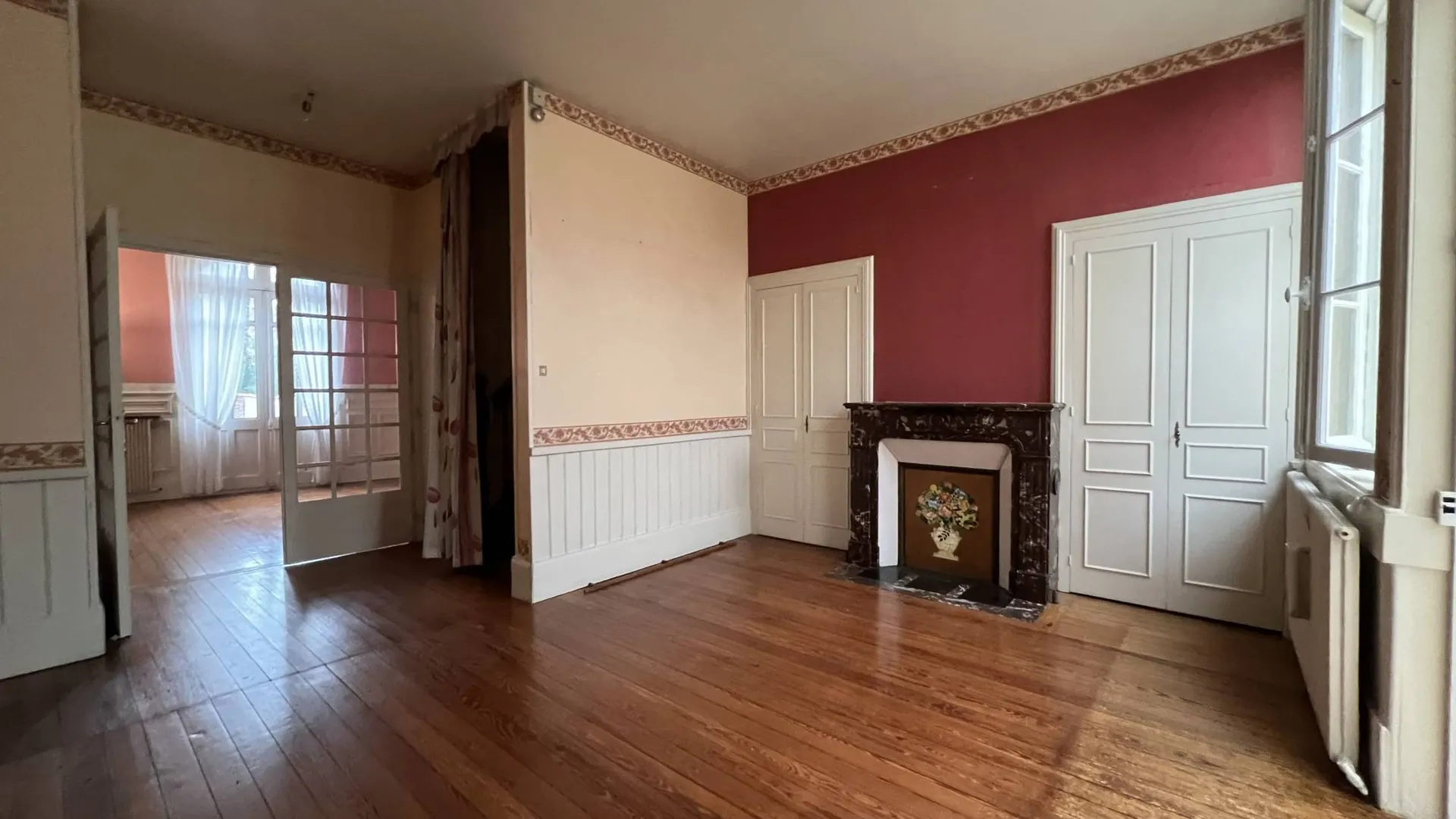 Maison de ville de charmes à rénover, 176m² habitables, 8 chambres, sous-sol complet et patio, située en plein centre historique de Eu 76260.