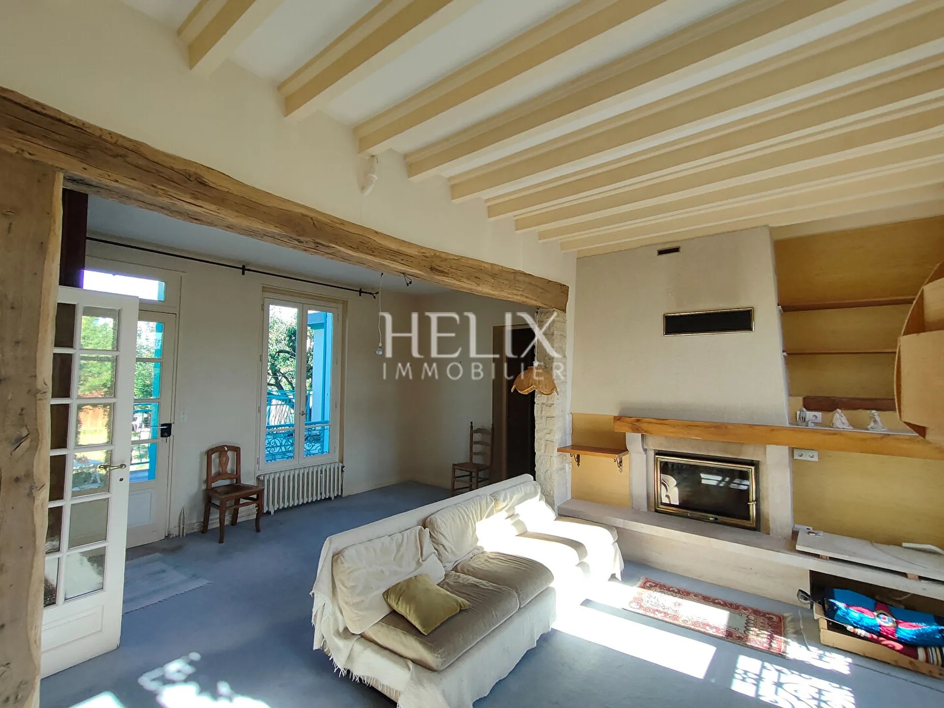 Maison familiale pleine de charme de 195m2 à rafraichir sur un beau terrain de 750m2 à 15mn à pieds de la gare de Maisons Laffitte comprenant un double séjour avec cheminée et 5 chambres.