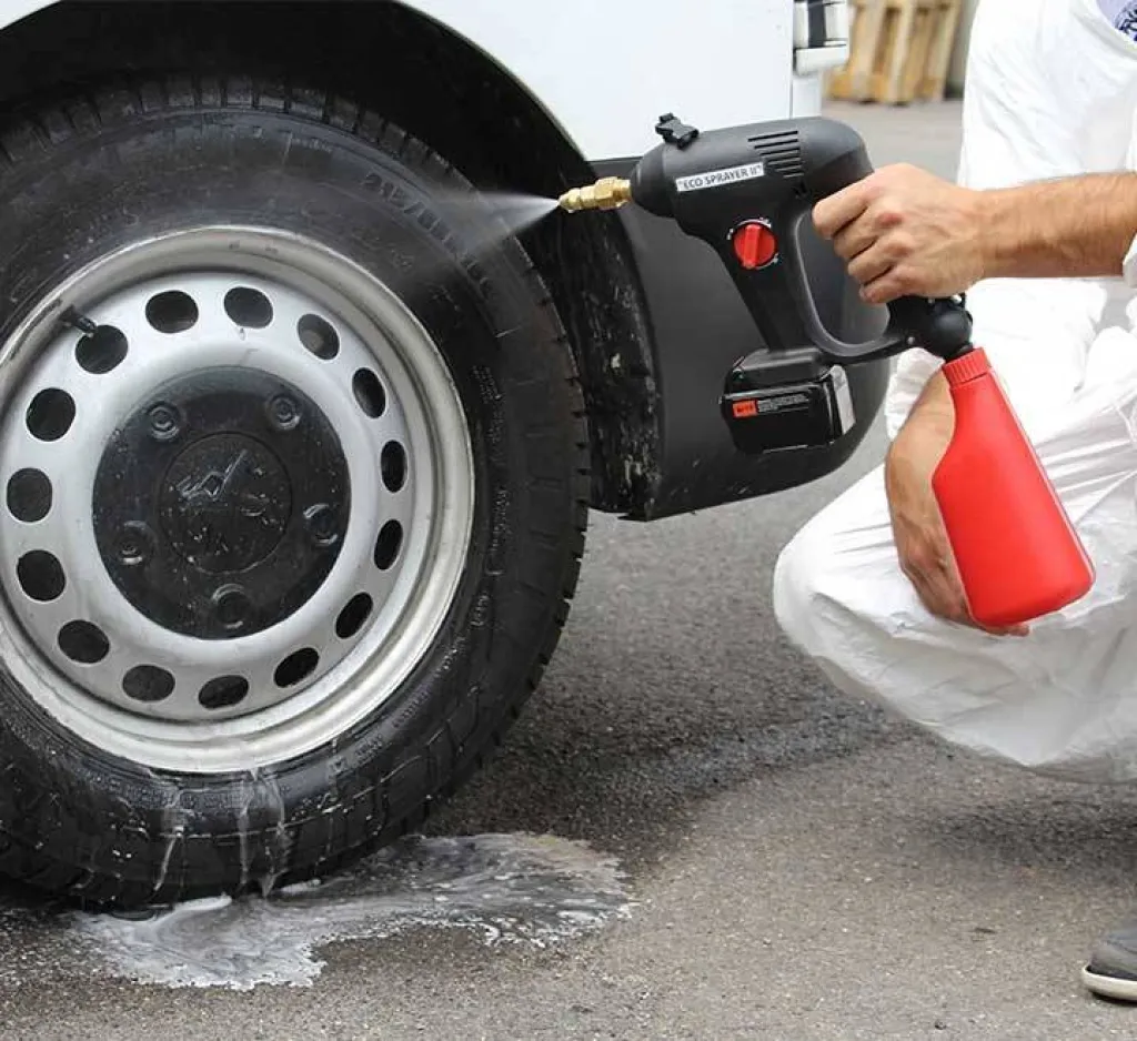 pulvérisateur électrique autonome Eco Sprayer 3 avec 2 batteries en utilisation pour lavage automobile