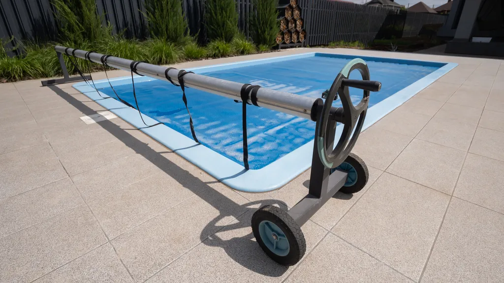 Bâche de protection piscine à Libourne : comment choisir une couverture adaptée pour sécuriser et protéger durablement votre bassin ?