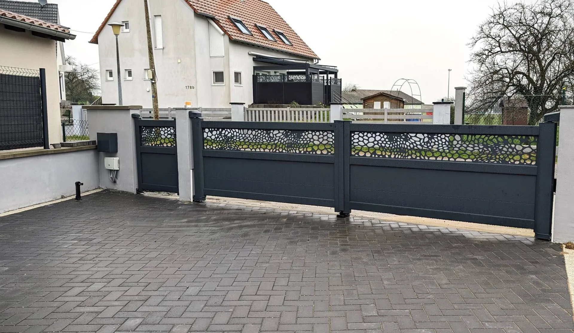 Portail battant en aluminium