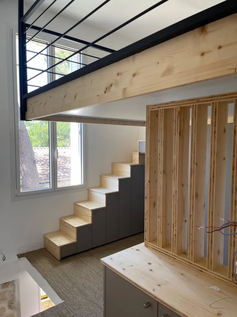  Lit mezzanine avec escalier dans un espace exigu sur Arcachon