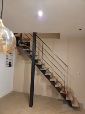 fabrication d’un escalier limon central droit avec marche en chênes vernis à vernaison proche de Lyon 