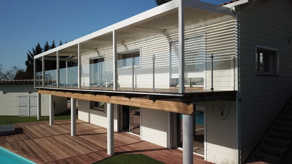 Installation de pergola bioclimatique aluminium motorisée à Reynies pour espace extérieur couvert