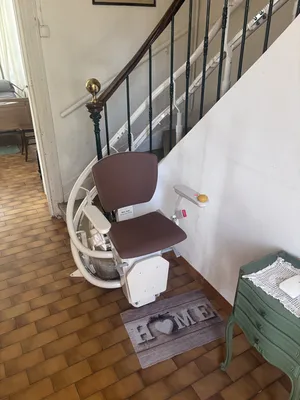 Ce fauteuil monte escalier OTOLIFT TWO attend son passager avec une charge utile pouvant aller jusqu'à 150 kgs à Marseille