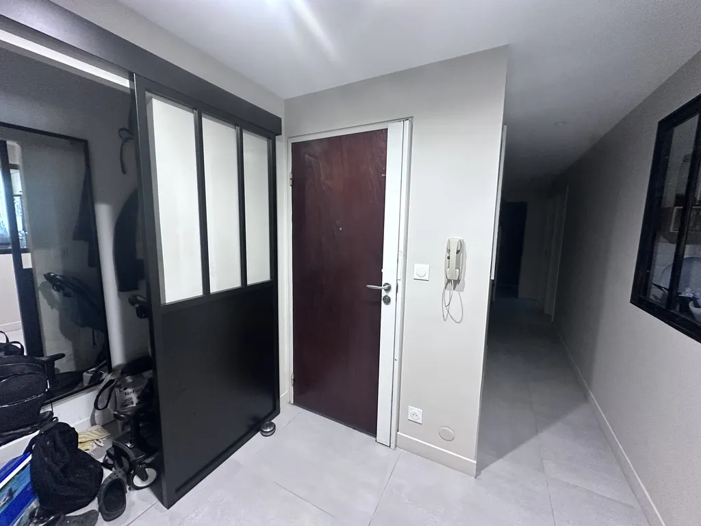 Serrure carénée sur porte palière d'appartement