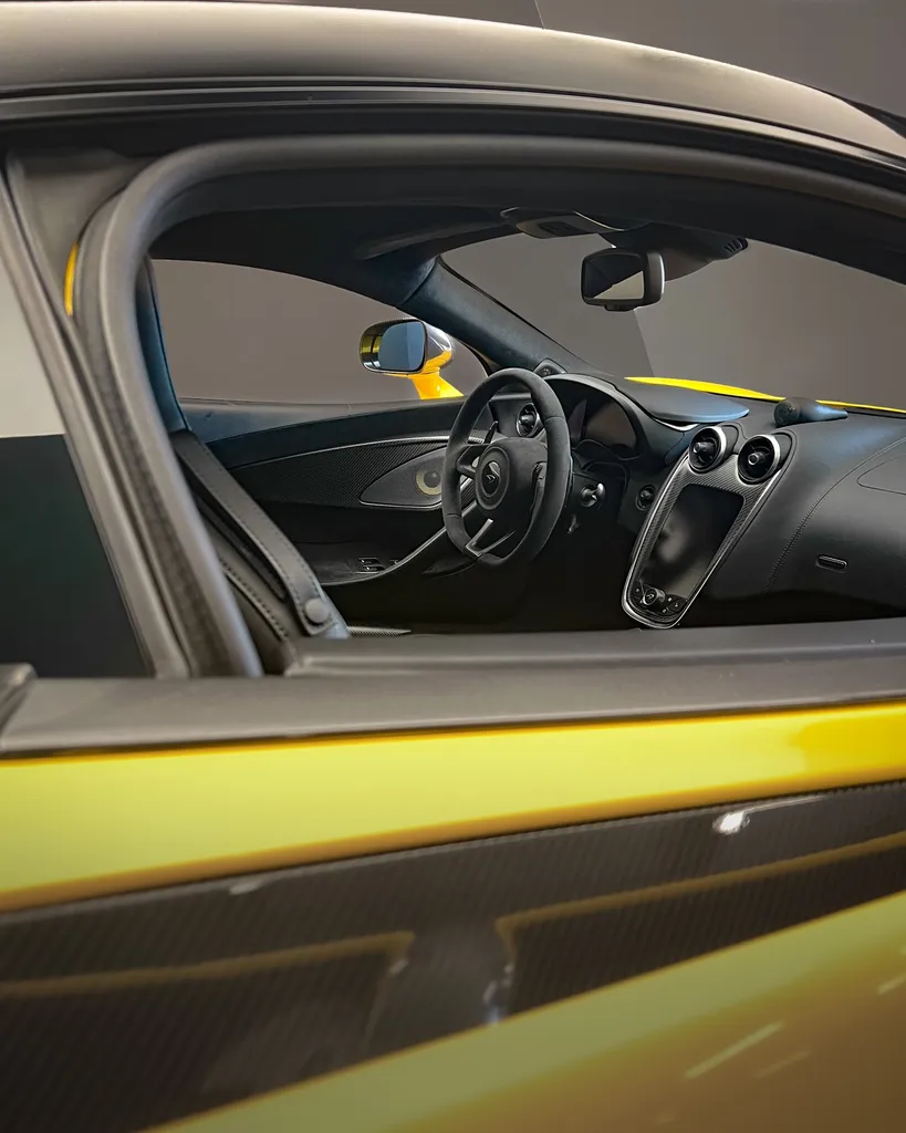 Sublimez votre McLaren 570s avec la sellerie automobile haut de gamme de DSP Service à Le Mans