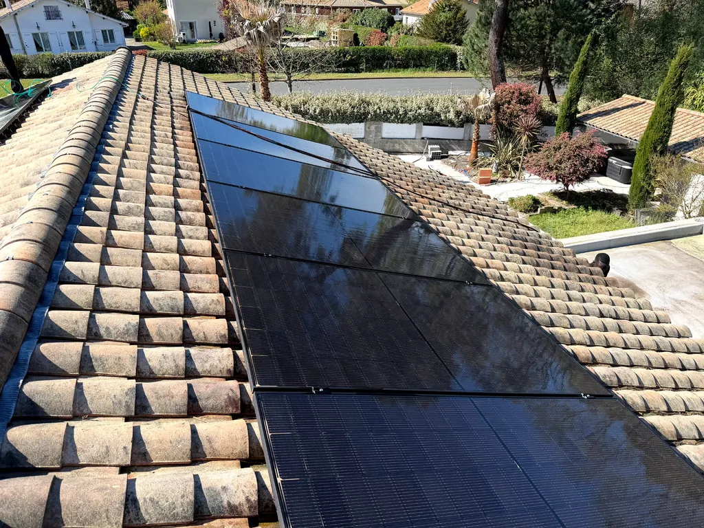 AVANT ET APRÈS NETTOYAGE PANNEAUX PHOTOVOLTAIQUES WEST SOLAIRE