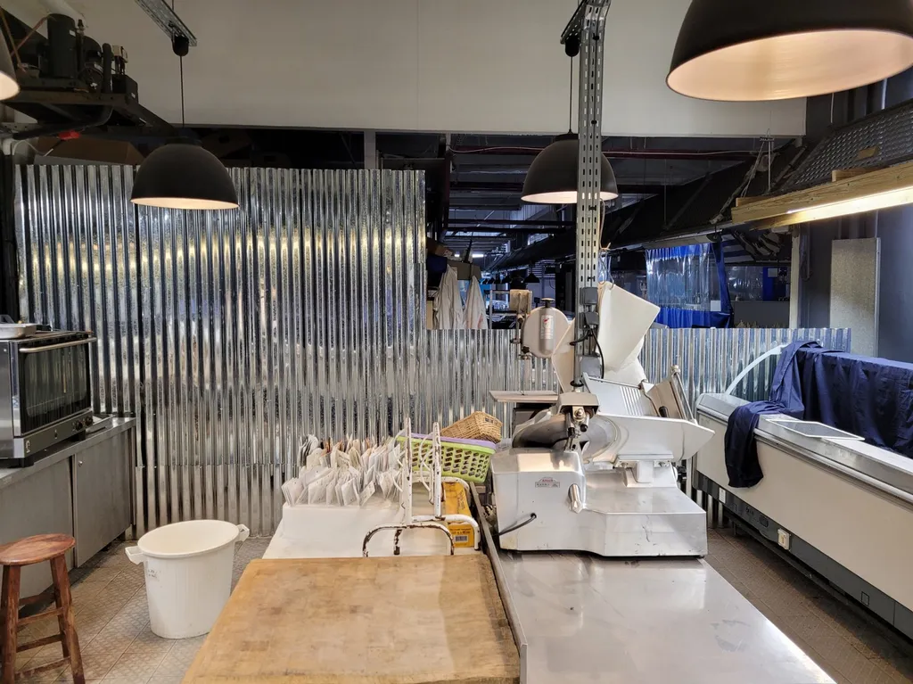 Création d'un local avec structure métallique à bordeaux