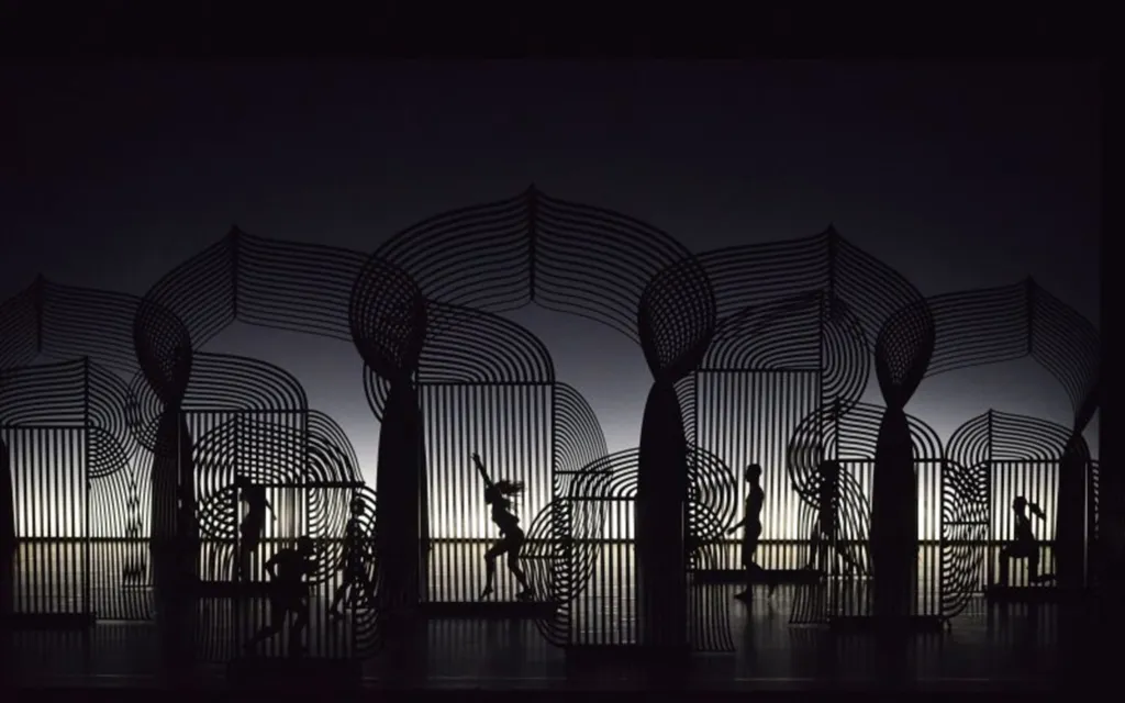  Thermolaquage d'un décor de spectacle en Aluminium réalisé par l'atelier du petit chantier à Alleins, pour un ballet