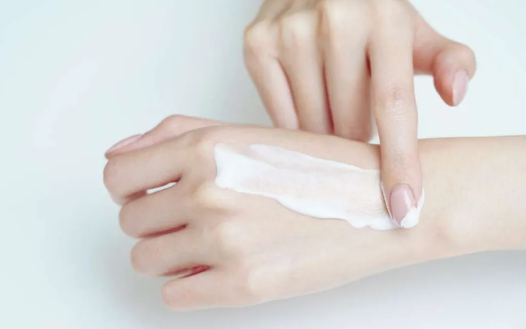 Soin des mains hydratant et nourrissant pour retrouver douceur confort et réparation des peaux sèches et abîmées naturellement à Pessac