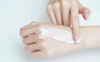 Soin des mains hydratant et nourrissant pour retrouver douceur confort et réparation des peaux sèches et abîmées naturellement à Pessac