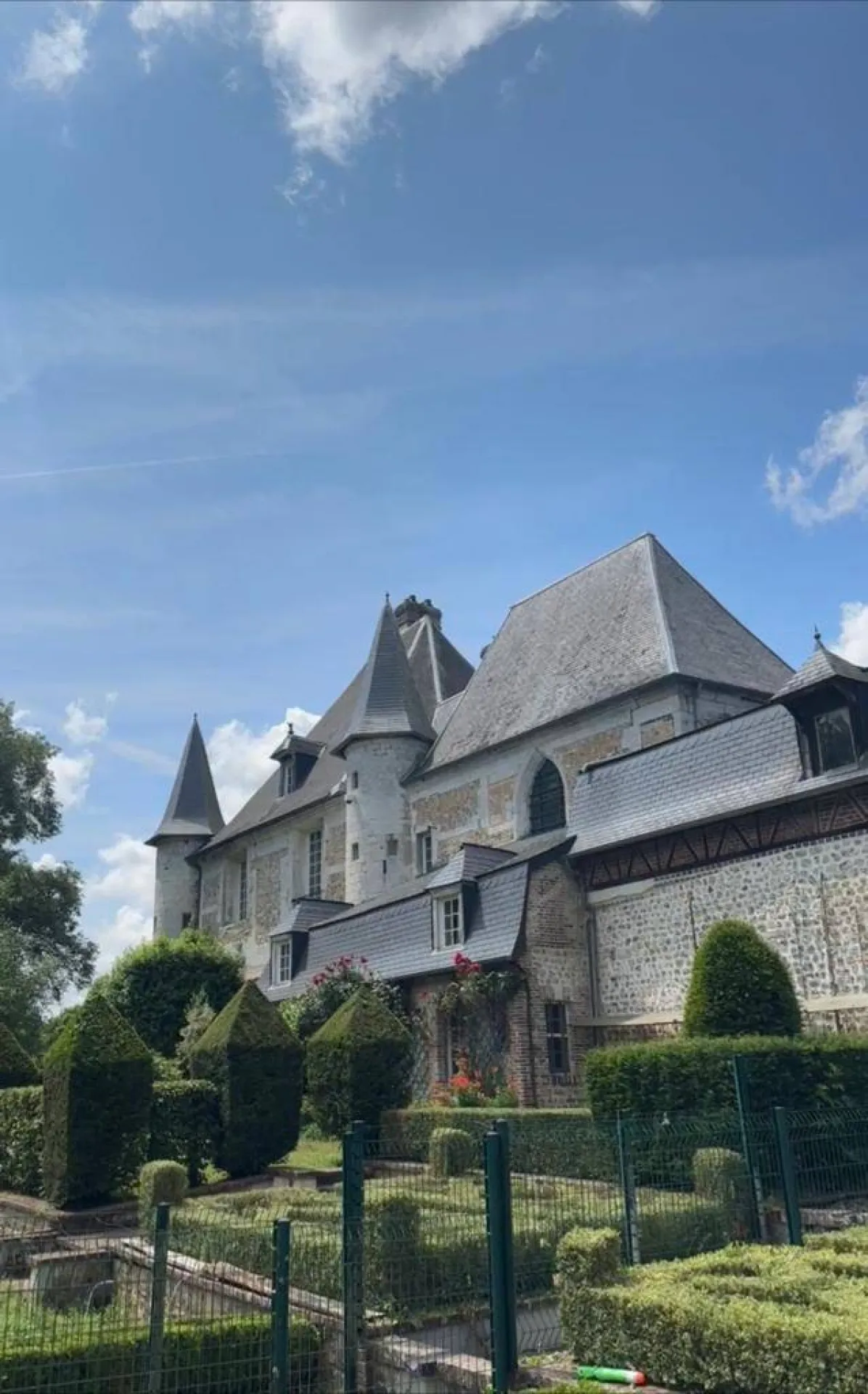 A visiter rapidement château d'une surface habitable de 1400 m² édifié sur un domaine de 40 hectares sur la commune BOUQUELON 27500