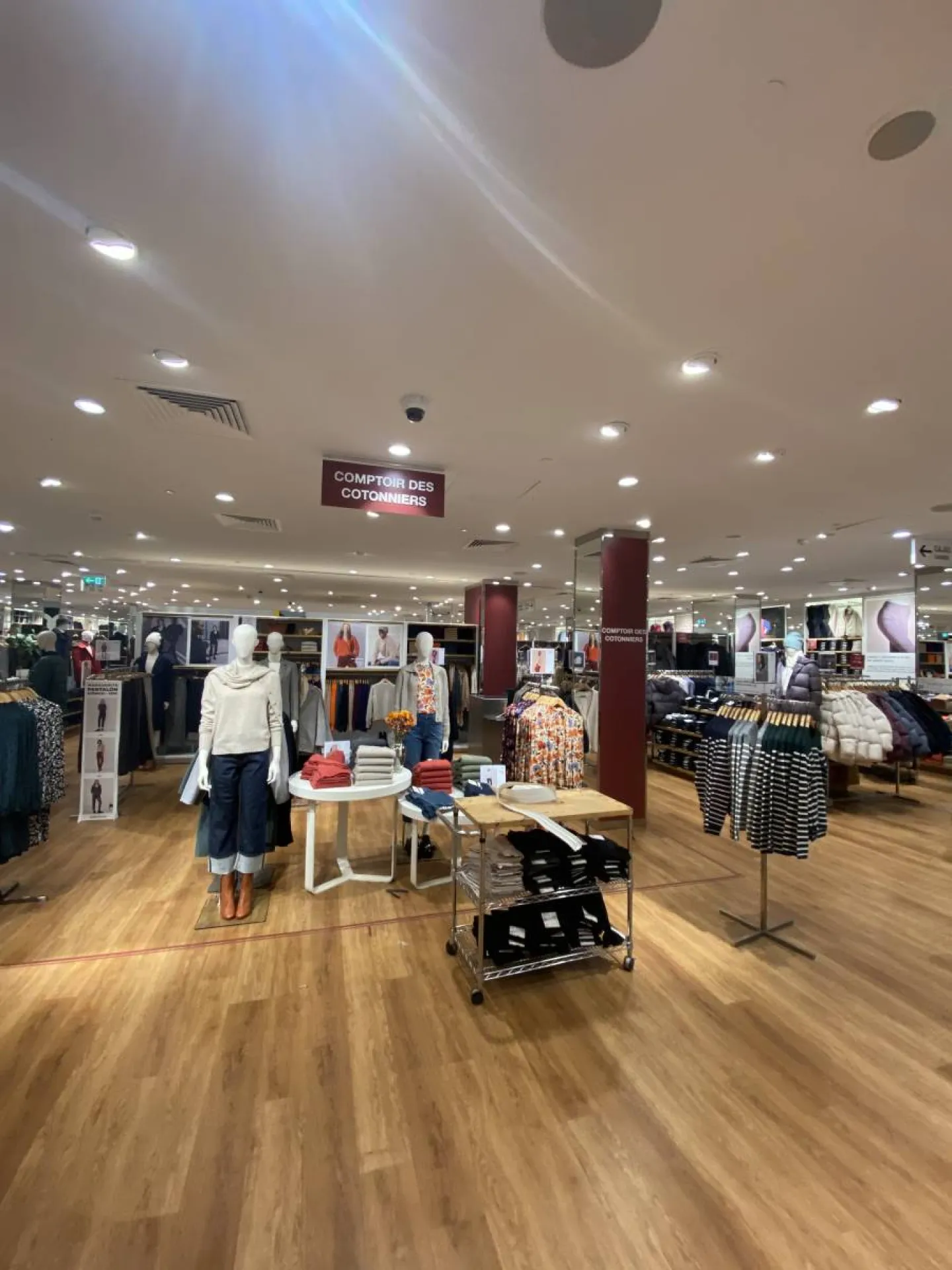 Réalisation et pose d'enseigne, d'adhésifs et de signalétique pour une boutique à Madrid