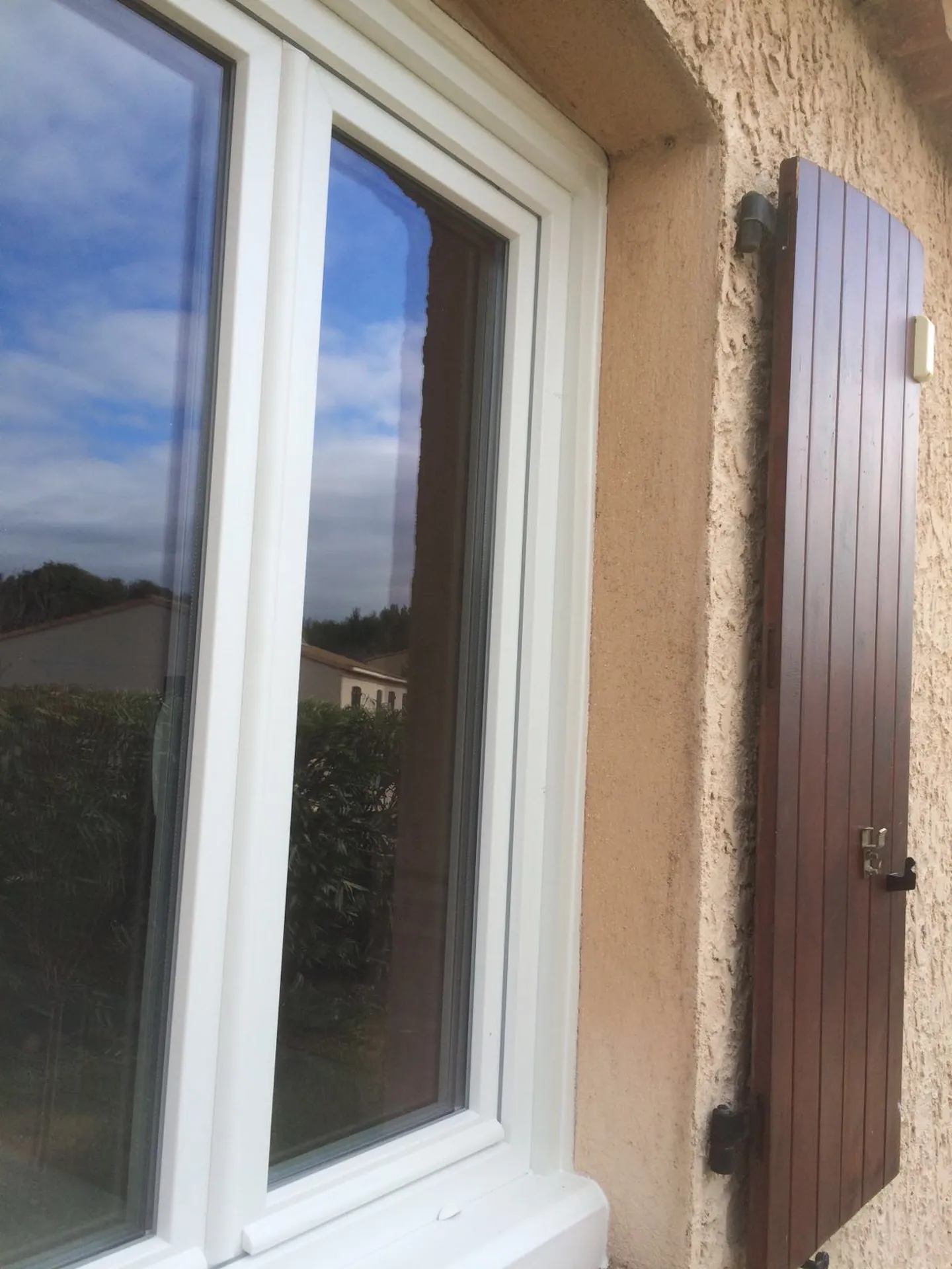 APRES vue extérieur de la fenêtre en PVC Blanc