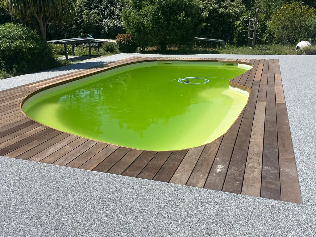 Réalisation d'une terrasse en moquette de pierre à Saint michel de Rieufret en Gironde.