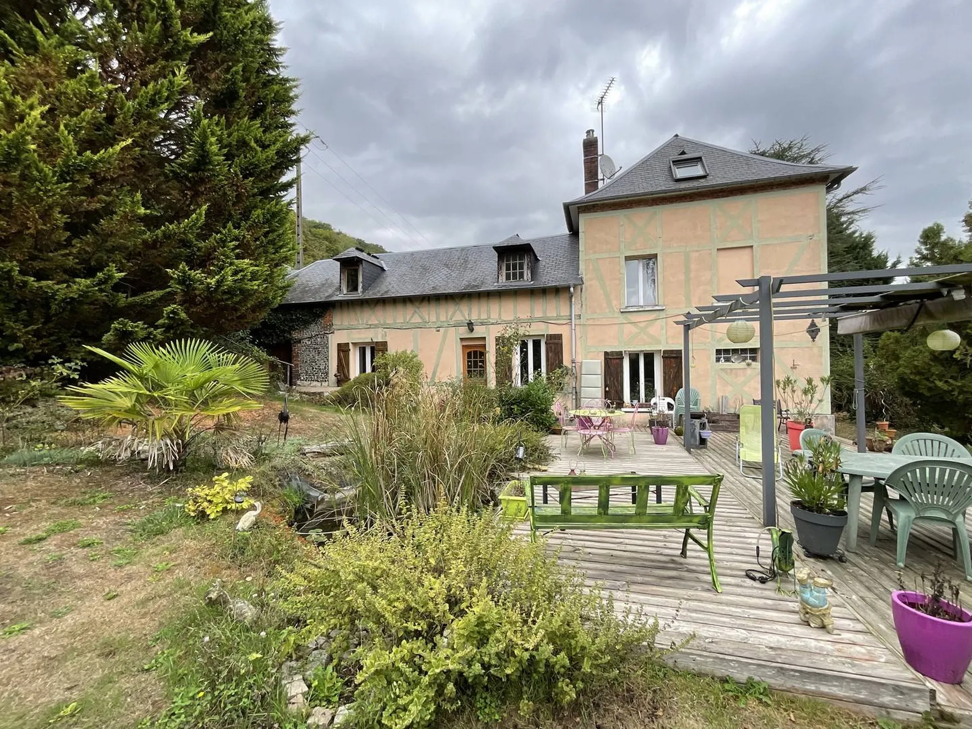 Vends Maison de caractére à seulement 25km de Rouen, offrant une vue sur le jardin.