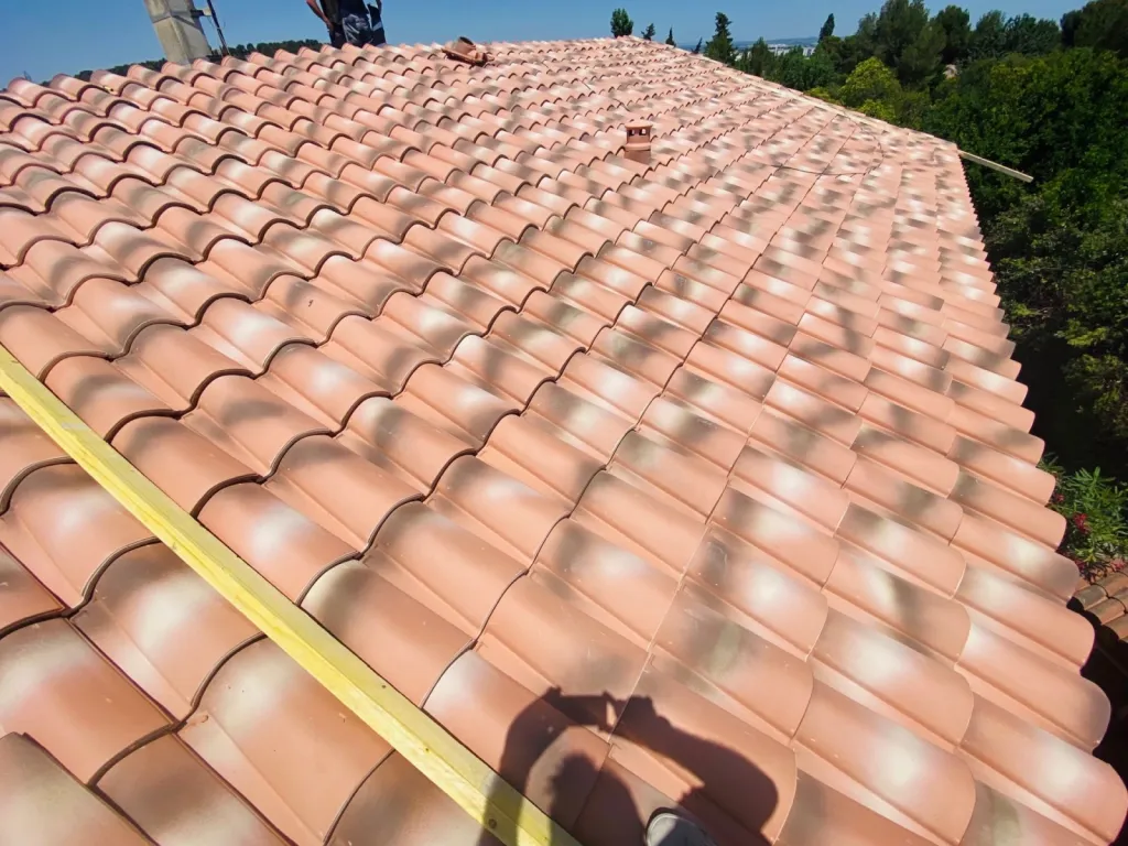 Remplacement d’une toiture de maison en tuiles Mécaniques Abeilles sur Aix en Provence