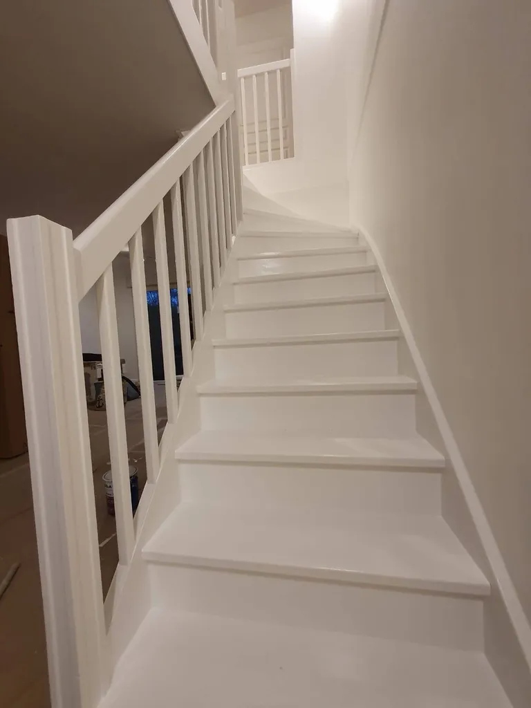 Peintre spécialiste pour peinture escalier bicolore neuf ou à rénover à Coignières proche Les Essarts Le Roi