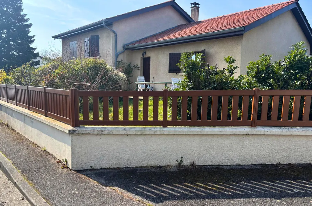 Installation d'une clôture en aluminium sur-mesure imitation bois sur muret à Irigny près de Brignais dans le Rhône (69)